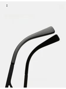Detail of matte black curved mirror legs for comfortable wear on fashion sunglasses