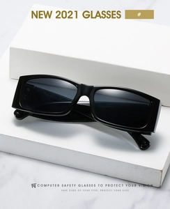 Detailansicht der rechteckigen Sonnenbrille mit strukturierten Bügeln auf Geometrie-Block