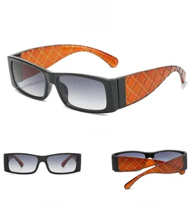 Detailansicht der quadratischen Sonnenbrille mit orangefarbenen strukturierten Bügeln