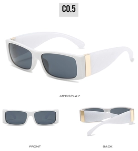 Detail der quadratischen weißen Sonnenbrille mit strukturierten Bügeln und Goldakzenten