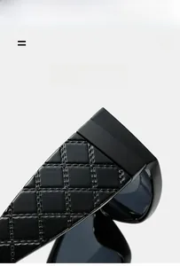 Detailaufnahme der schwarzen Sonnenbrille mit gestepptem Rautenmuster am Brillenbügel