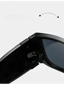 Detail der robusten Metallscharniere und eleganten Bügel mit Lychee-Muster an der Sonnenbrille