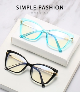 Lunettes anti-lumière bleue œil de chat avec montures bleu transparent et noir et branches or