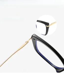 Détails de charnière métallique et branches à mortaise sur lunettes noir et doré