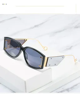 Lunettes de soleil géométriques oversize avec verres bleus et accents métalliques argentés