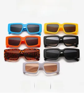 Collection de sept lunettes de soleil rectangulaires en bleu, jaune, orange et noir