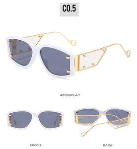Trois vues de lunettes de soleil blanches oversize avec branches dorées et verres gris