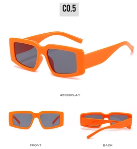Vue multi-angle de lunettes de soleil carrées orange vif avec des verres gris fumés