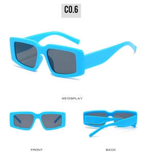 Vues détaillées sous plusieurs angles de lunettes de soleil carrées bleu vif et verres gris