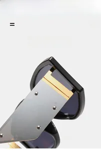 Détail de lunettes de soleil légères avec charnières dorées et branches argentées à rivets