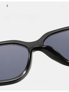 Détail des plaquettes de nez confortables et monture noire chic de lunettes de soleil