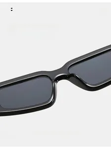Détail des plaquettes de nez intégrées sur les lunettes de soleil carrées noires