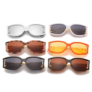 Collection de lunettes de soleil carrées oversize en six couleurs avec accents dorés