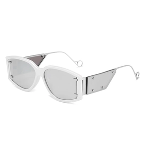 Lunettes de soleil à monture blanche épaisse, verres gris et protections latérales