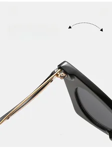 Détail des charnières en métal doré sur les lunettes de soleil œil-de-chat noires