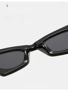 Gros plan des plaquettes de nez intégrées sur ces lunettes de soleil carrées noires