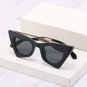 Lunettes de soleil œil de chat rétro noires avec monture épaisse et branches en métal doré