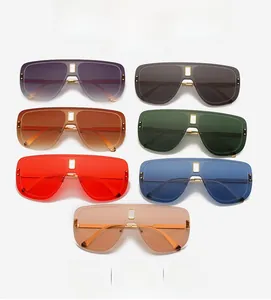 Vue détaillée de lunettes de soleil masque en sept coloris avec détails dorés élégants