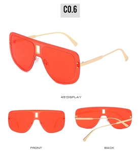 Trois angles de vue de lunettes de soleil rouges oversize avec branches dorées et découpe