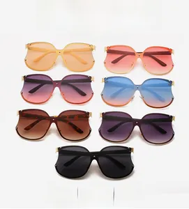 Détails de lunettes de soleil dégradées surdimensionnées montrant divers coloris et branches en métal