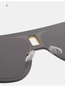 Détails des plaquettes en silicone souple et accents métalliques dorés sur les lunettes