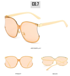 Trois vues de lunettes de soleil orange en forme de pomme avec charnières métalliques