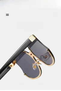 Détail de la charnière en métal et vis renforcée sur lunettes de soleil noires XXL
