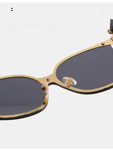 Gros plan détaillé des lunettes de soleil dorées avec plaquettes de nez en silicone
