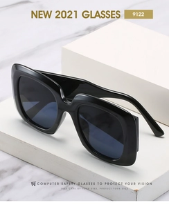 Vue détaillée de lunettes de soleil carrées noires sur fond de marbre élégant