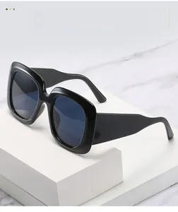 Détail de lunettes de soleil carrées noires surdimensionnées avec verres dégradés