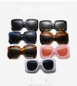 Vue détaillée de lunettes de soleil carrées oversize en noir, bleu et coloris écaille