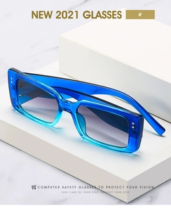 Detail der quadratischen blauen Sonnenbrille mit Verlaufsgläsern auf weißem Sockel