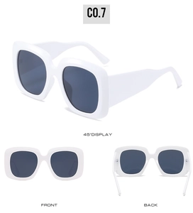 Vue sous trois angles de lunettes de soleil carrées blanches avec verres gris foncé
