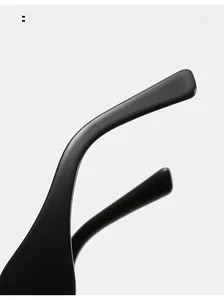 Détail des branches courbées ergonomiques sur les lunettes de soleil carrées noires