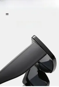 Detailansicht der Scharniere einer glänzenden schwarzen Oversize-Sonnenbrille mit Textur
