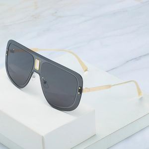 Lunettes de soleil bouclier surdimensionnées avec verres dégradés gris et détails dorés