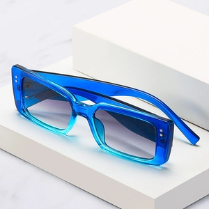 Modische lichtblaue Rechteck-Sonnenbrille mit Verlaufsgläsern und silbernen Nieten