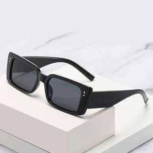 Moderne schwarze rechteckige Oversized-Sonnenbrille mit Silbernieten auf Marmorsockel