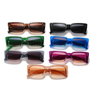 Trendige quadratische Sonnenbrillen in verschiedenen Farben mit Vintage-Stil und Nieten