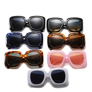 Collection de lunettes de soleil carrées oversize avec branches larges en divers coloris