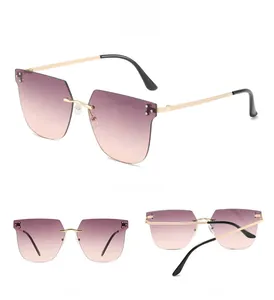 Vue détaillée de lunettes de soleil carrées sans monture avec verres dégradés violets et angles