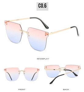 Lunettes de soleil carrées sans monture avec dégradé rose-bleu et monture dorée sous trois angles