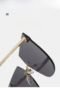 Vue détaillée de lunettes de soleil sans monture avec branches en métal doré