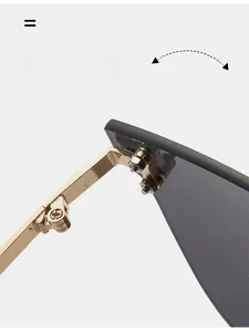 Détail de la charnière en métal doré durable sur des lunettes de soleil sans monture