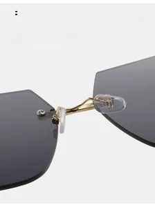 Gros plan des plaquettes en silicone confortables sur lunettes sans monture aux détails dorés