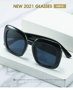 Detail der quadratischen Übergroße-Sonnenbrille mit schwarzem Glitzerrahmen