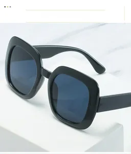 Nahaufnahme der übergroßen quadratischen Sonnenbrille mit schwarzem Glanzrahmen