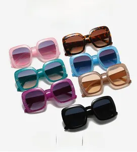 Flache Darstellung der quadratischen Oversize-Sonnenbrille in sieben Glitzer-Farben