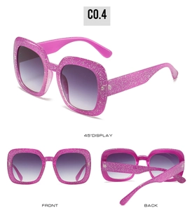 Drei Ansichten der pinkfarbenen Glitzer-Sonnenbrille in quadratischer Form mit lila Gläsern