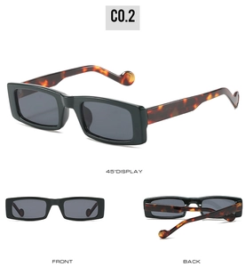 Details einer Retro-Rechteck-Sonnenbrille mit schwarzem Rahmen und Schildpattbügeln